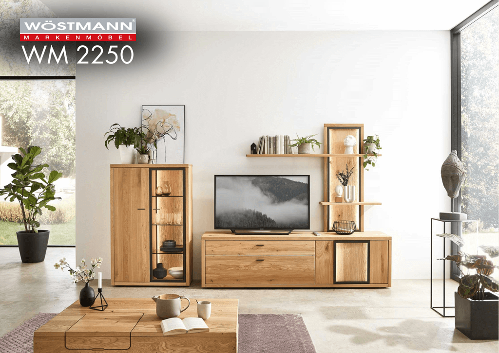Große Wohnwand mit Massivholz Lowboard und Highboard mit Beleuchtung und Vitrinenfächern
