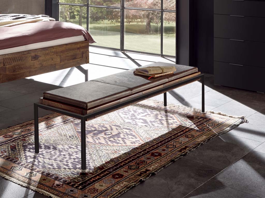 Sitzbank mit Polsterkissen auf MEtallgestell in inem modernen Zimmer