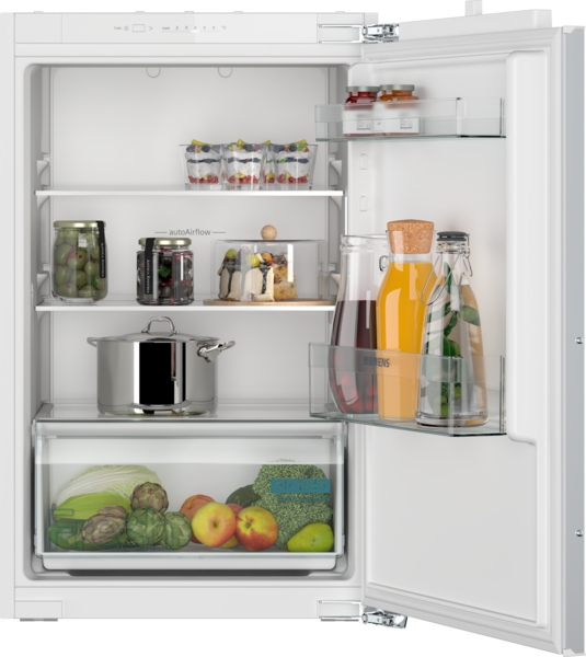 Siemens powerLine - Einbau-Kühlschrank iQ100 (88x56 cm) | KI21R2FE1 Ein offener Kühlschrank zeigt verschiedene Lebensmittel, einschließlich Obst, Gemüse, Joghurt, Getränkeflaschen und einen Kochtopf auf den Regalen.
