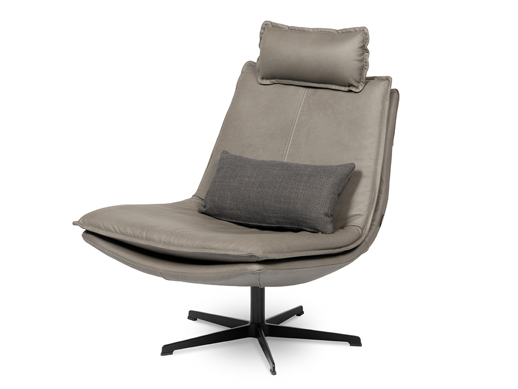 Grauer Drehsessel mit Kopf- und Rückenkissen auf schwarzem Fuß