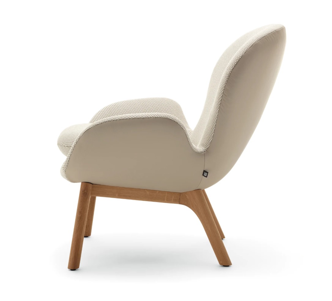 markant gepolsterter Designersessel zweifarbig beige mit braunem Holzgestell vor weißem Hintergrund