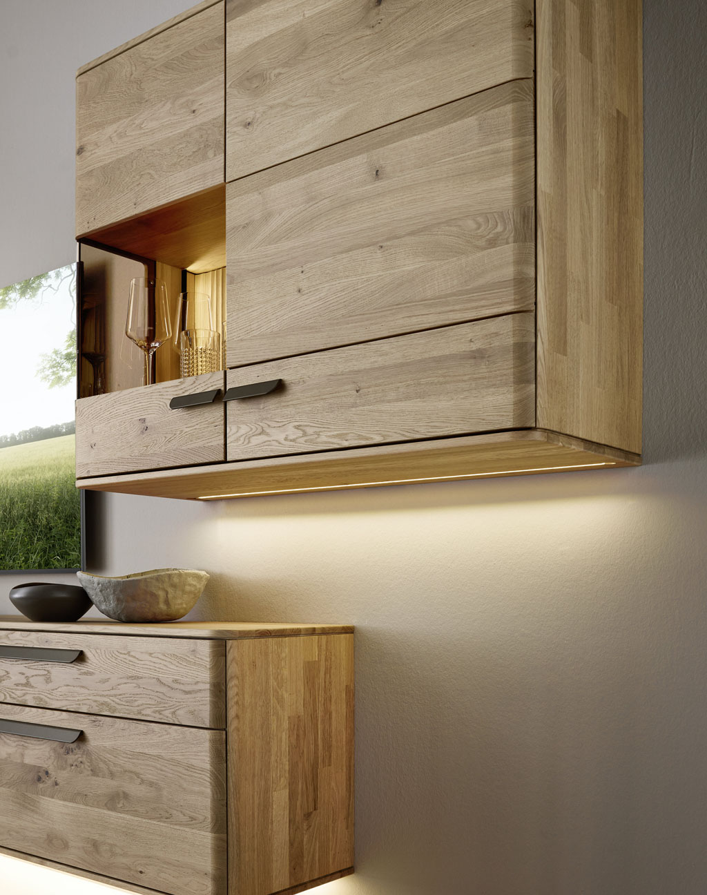 Detailaufnahme einer braunen Hängevtrinen mit Beleuchtung