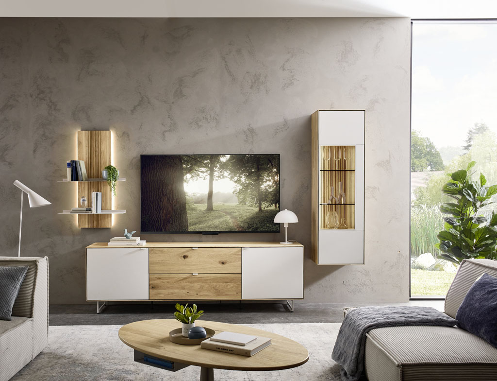 moderne braun-weiße Wohnwand mit Hängevitrine, Lowboard und Hängepaneel stilvoll dekoriert mit Beleuchtung in weinem modernen Wohnzimmer