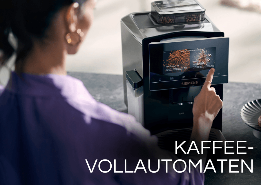 Eine Person bedient das große Touch-Display eines Siemens Kaffee-Vollautomaten
