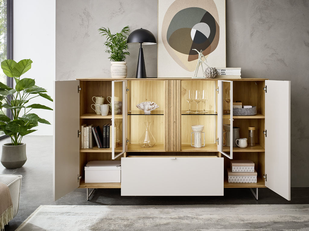 modernes Highboard mit Vitrinenausschnitt und Beleuchtung in braun-weiß stilvoll dekoriert in einem hellen Raum