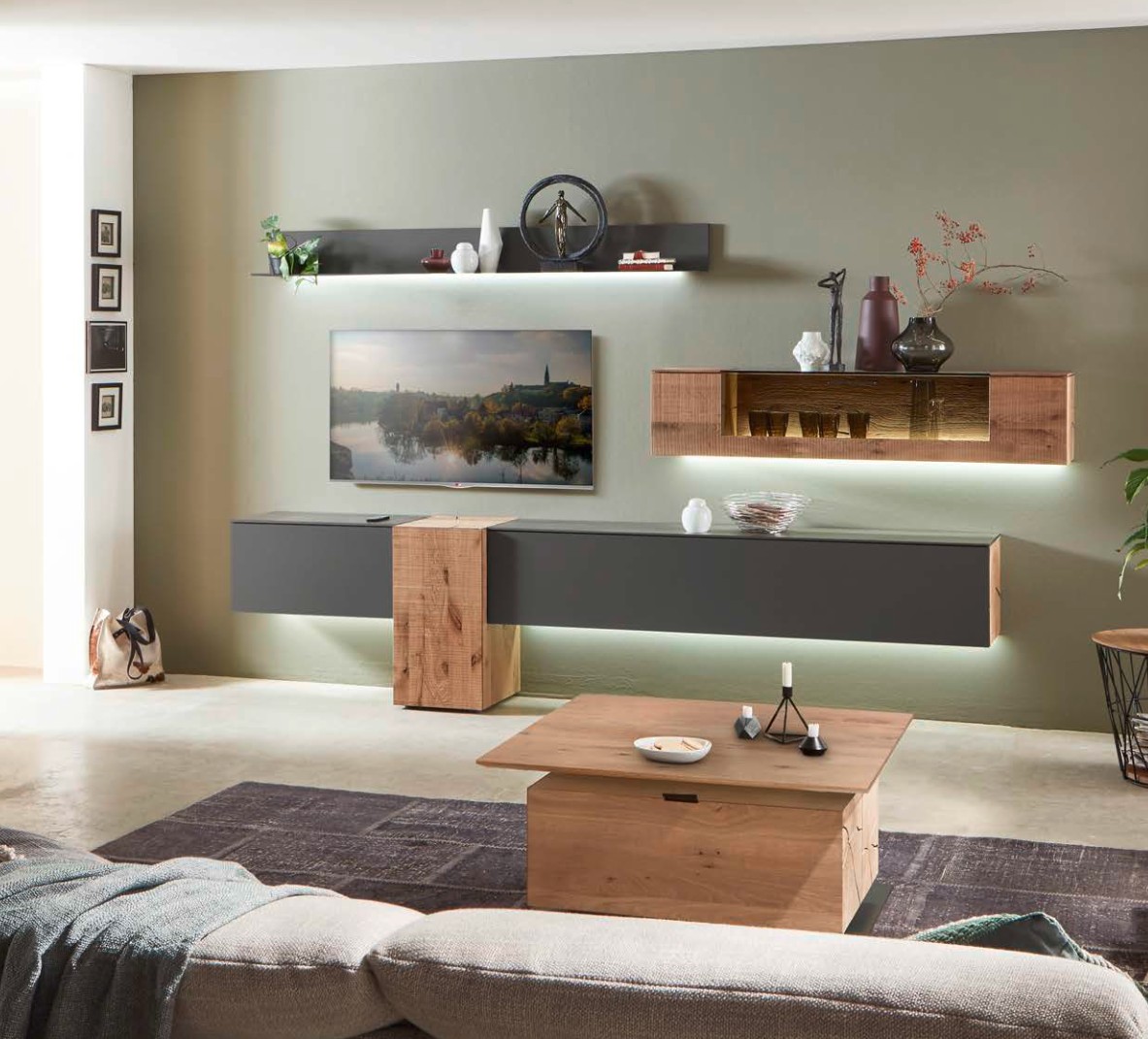 moderne wohnwand in holz und metallausführung in einem modernen zimmer stilvoll dekoriert mit beleuchtung