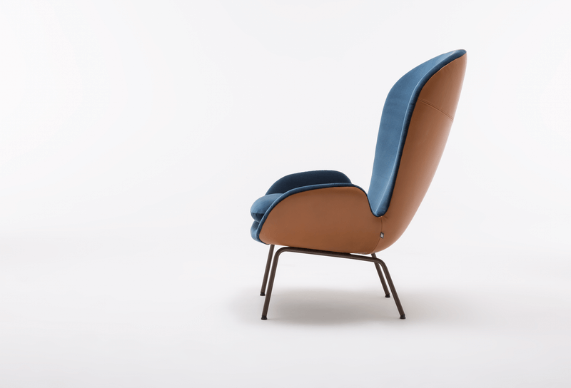 Seitliche Ansicht eines modernen Sessels mit blauen Sitzpolstern und brauner Rückenlehne auf weißem Hintergrund