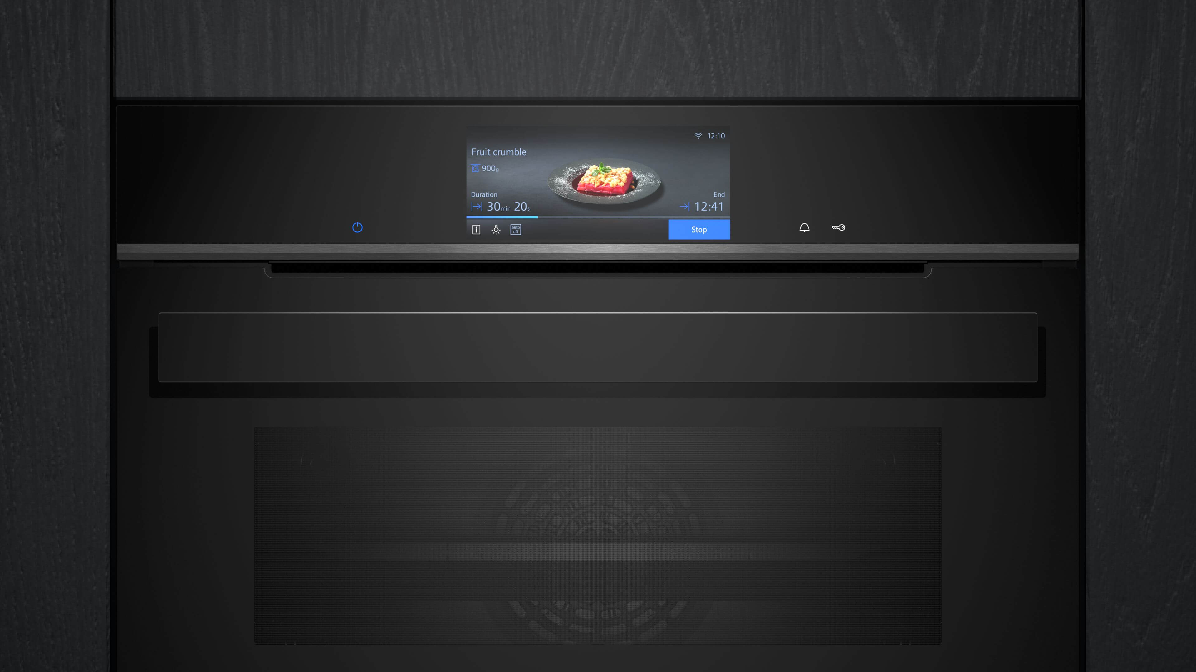 Nahaufnahme der Bedienblende und des Touch-Displays des Siemens studioLine Backofens mit Anzeige für Backprogramme.