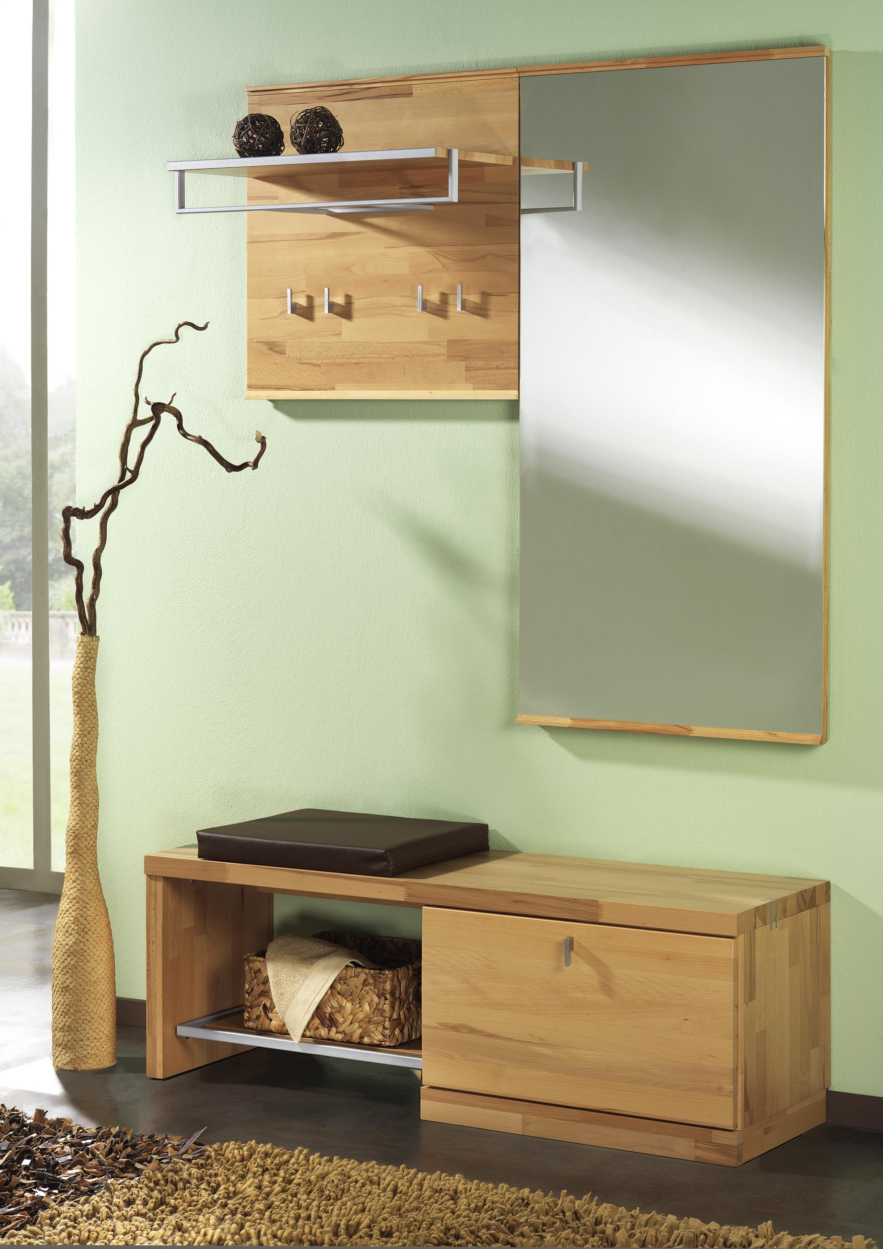 Bienenmühle Vado | Garderoben-Set, 3-teilig | Vorschlag 9 | Kernbuche massiv Ein modernes Eingangsbereich Set aus Holz mit einem großen Spiegel, einer Sitzbank mit Kissen und einer dekorativen Vase