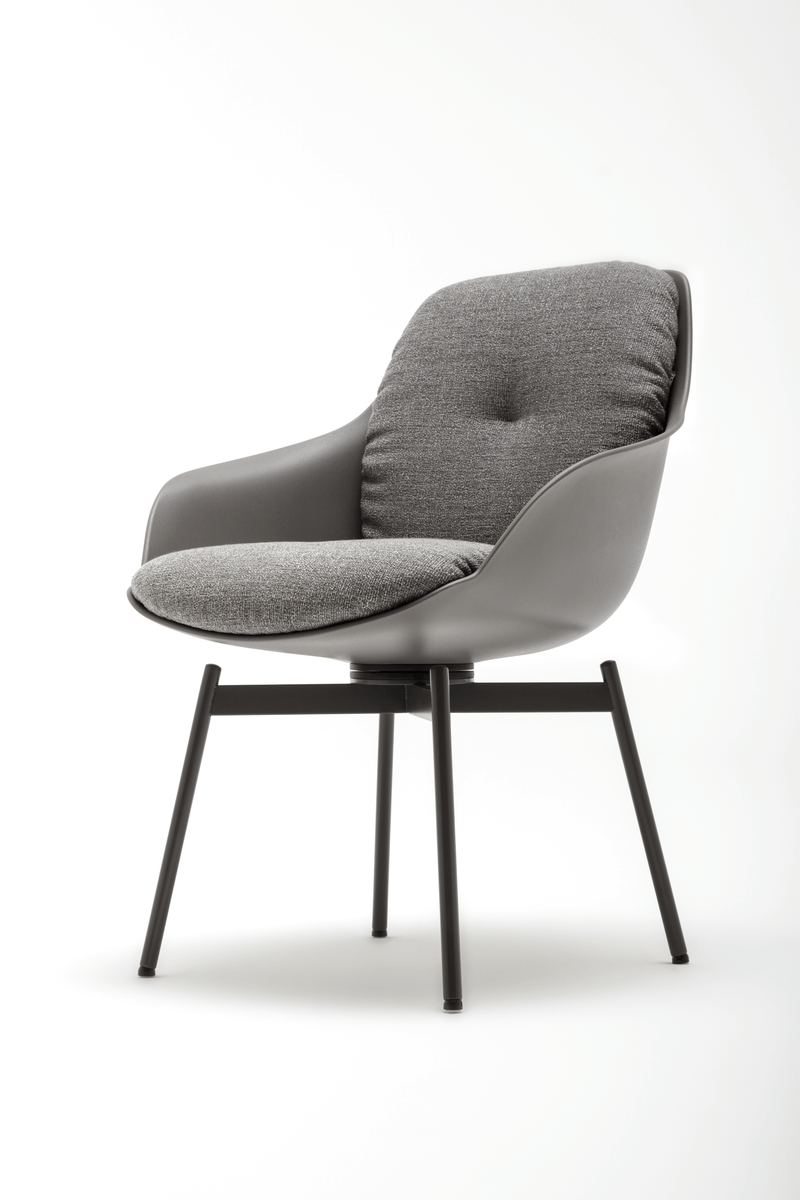Moderner Stuhl mit grauem Kissen und schwarzen Metallbeinen auf weißem Hintergrund