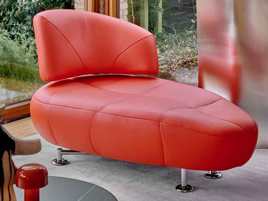 Leolux Sessel | Kikko 999 Roter Designer-Sessel mit einzigartiger Form auf grauem Teppich in modernem Wohnbereich