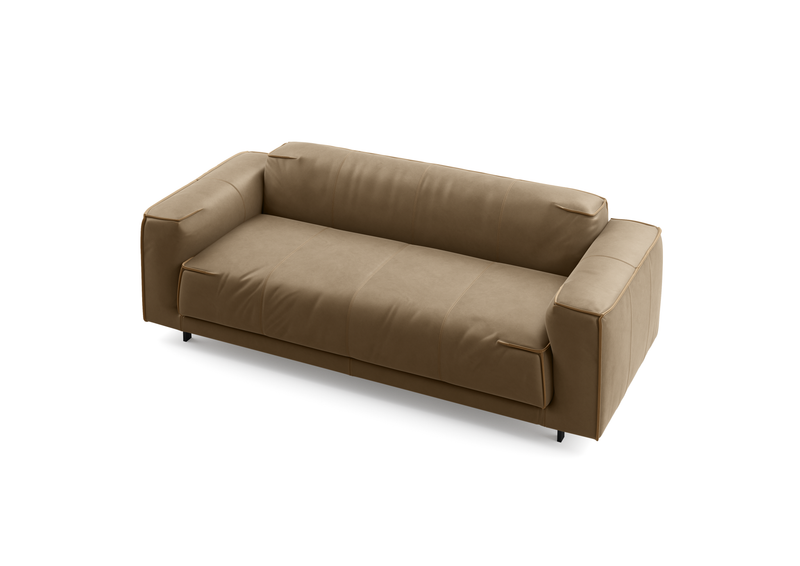 Ein elegantes, modernes Sofa aus braunem Leder mit schlichtem Design und niedrigen Armlehnen auf weißem Hintergrund
