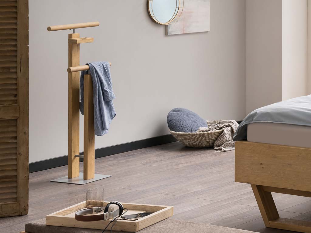 hellbrauner Herrendiener mit blauem Hemd dekoriert in modernem SChlafzimmer 