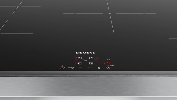 Nahaufnahme einer Siemens-Induktionskochplatte mit digitalem Touch-Bedienfeld und Edelstahlrahmen