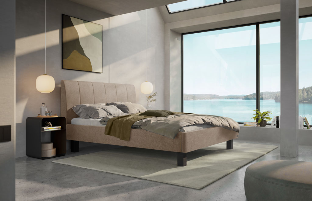 Sandfarbenes Polsterbett mit vertikal gestepptem Kopfteil und schwarzen Füßen in einem modernen Loft-Schlafzimmer mit großem Panoramafenster und Seeblick (KI-generiert)