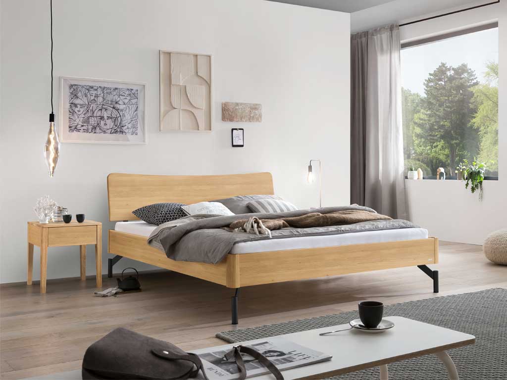 braunes Holzbett mit Nachtisch in modernem Schlafzimmer