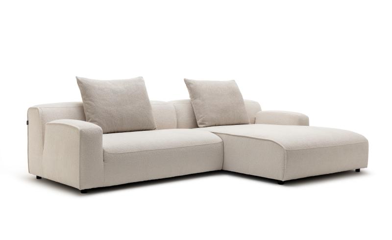 modernes graues Loungesofa vor weißem Hintergrund