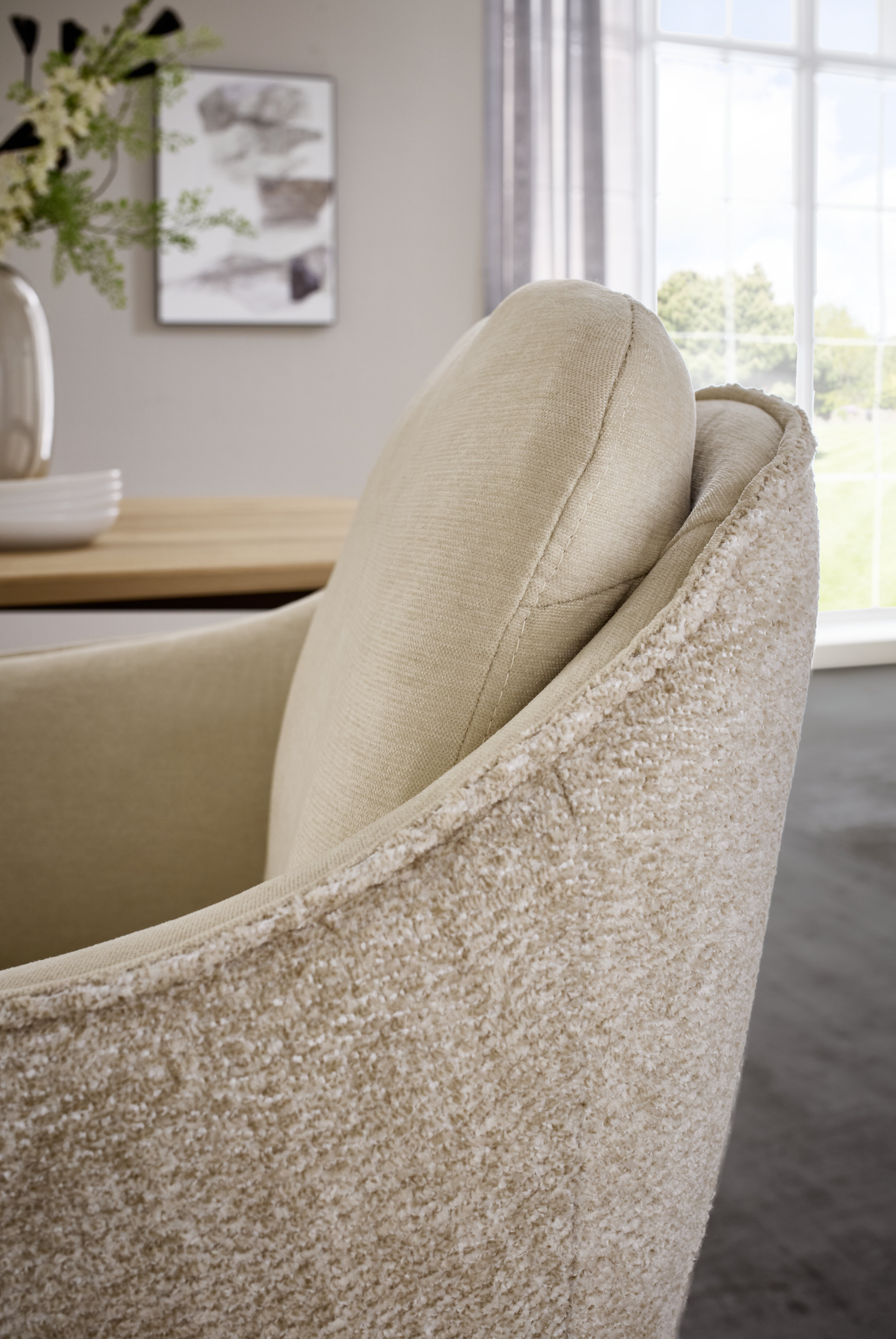 Detailaufnahme eines beigen Polsterstuhls