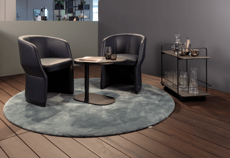 Sitzecke mit 2 Ledersessel und einem Couchtisch mit schwenkbarer Tischplatte in schwarz