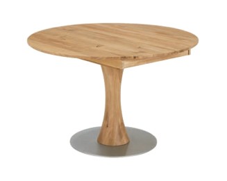 runder Holzesstisch mit silbernem Standfuß vor weißem Hintergrund