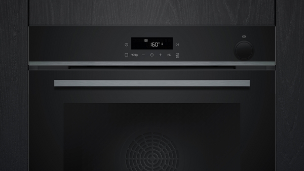 Nahaufnahme der Bedienblende eines schwarzen Einbaubackofens (Siemens studioLine). Das Display zeigt 160C und verschiedene Symbole für die Einstellungen.