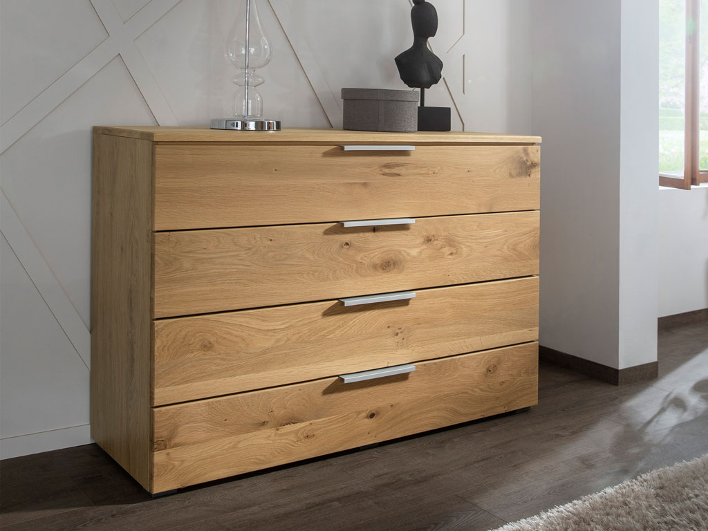 braune Kommode mit vier Schubladen in einem modernen zimmer stilvoll dekoriert