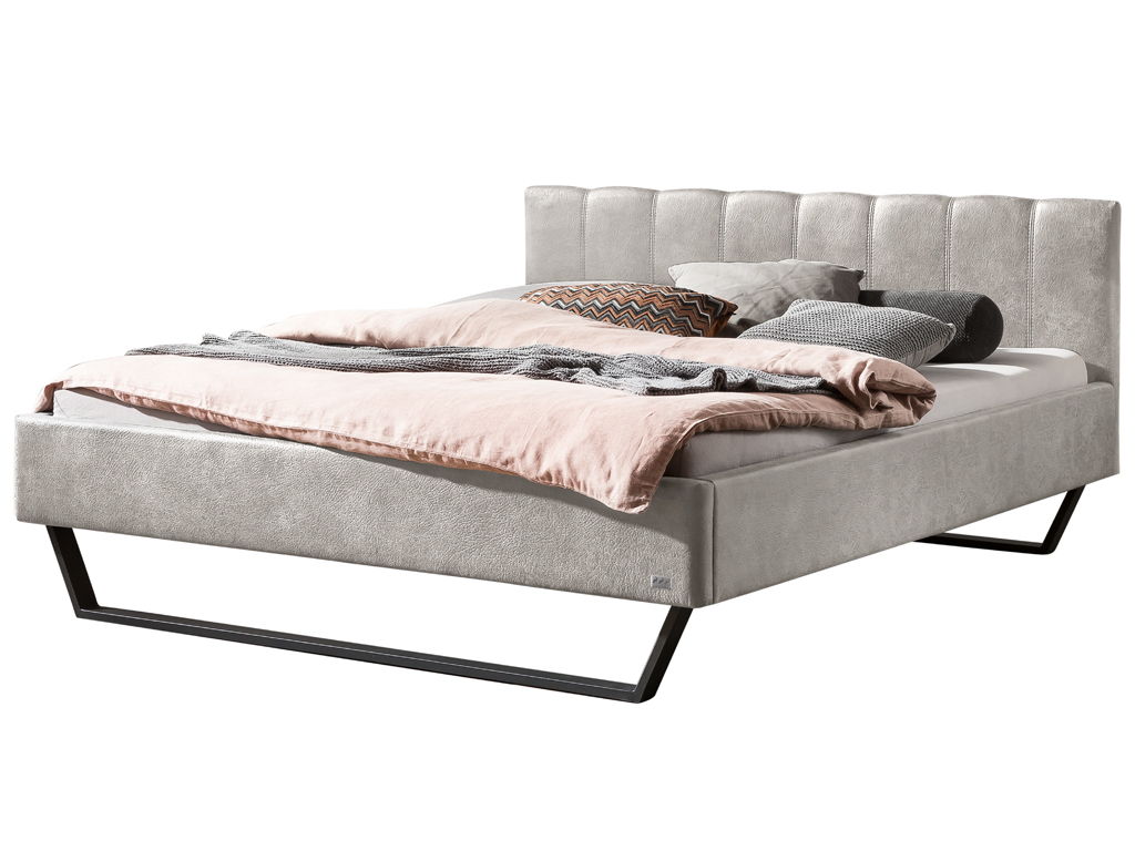 Ein freigestelltes Bett mit einem hellgrauen Kunstlederbezug und einem gepolsterten, strukturierten Kopfteil auf schwarzen Kufenfüßen.