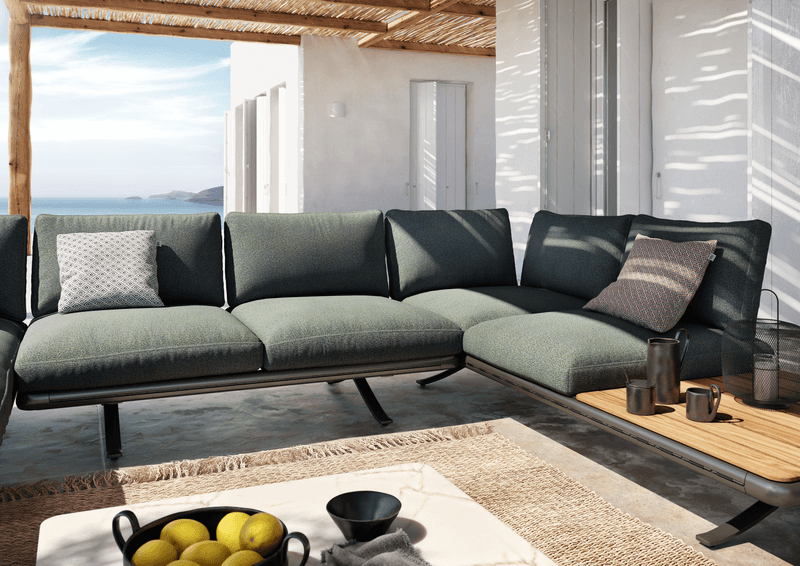 Rolf Benz Yoko 219 - Sitzkissen Lounge in grau/grün auf einer Terasse