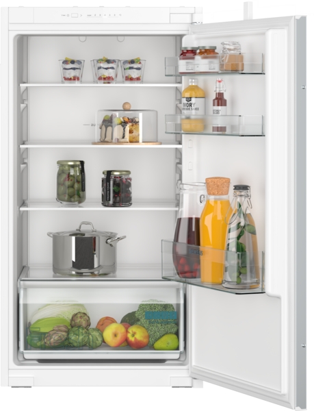 Siemens powerLine - Einbau-Kühlschrank iQ100 (102.5x56 cm) | KI31RNSE0 Ein offener Kühlschrank mit Obst, Gemüse, Getränken und Gläsern, geordnet auf mehreren Regalen.