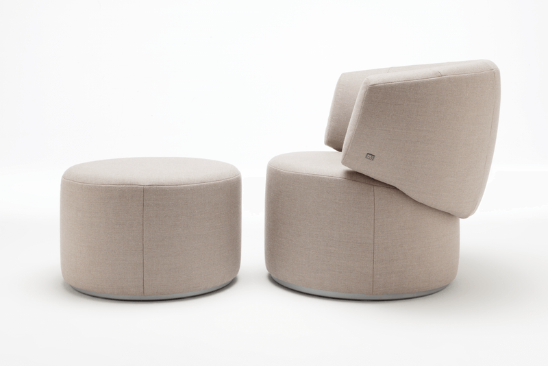 Rolf Benz 684 - Hocker | alle Farben konfigurierbar Polstersessel mit geschwungenem Rücken und Armlehnteil und passenden Hocker in beige