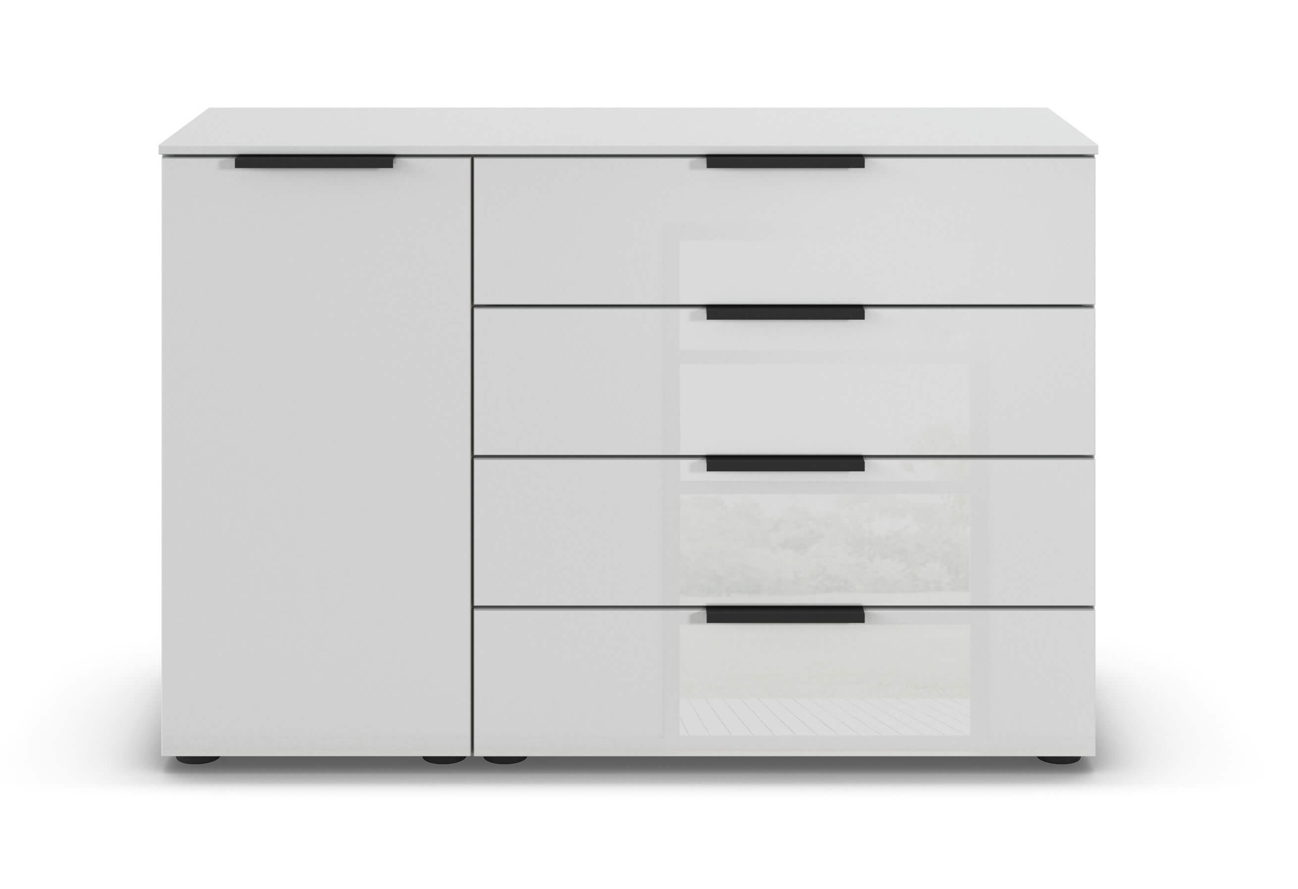 weiße Kommode mit vier Schubladen und einer Drehtür mit schwarzen Griffen vor weißem Hintergrund