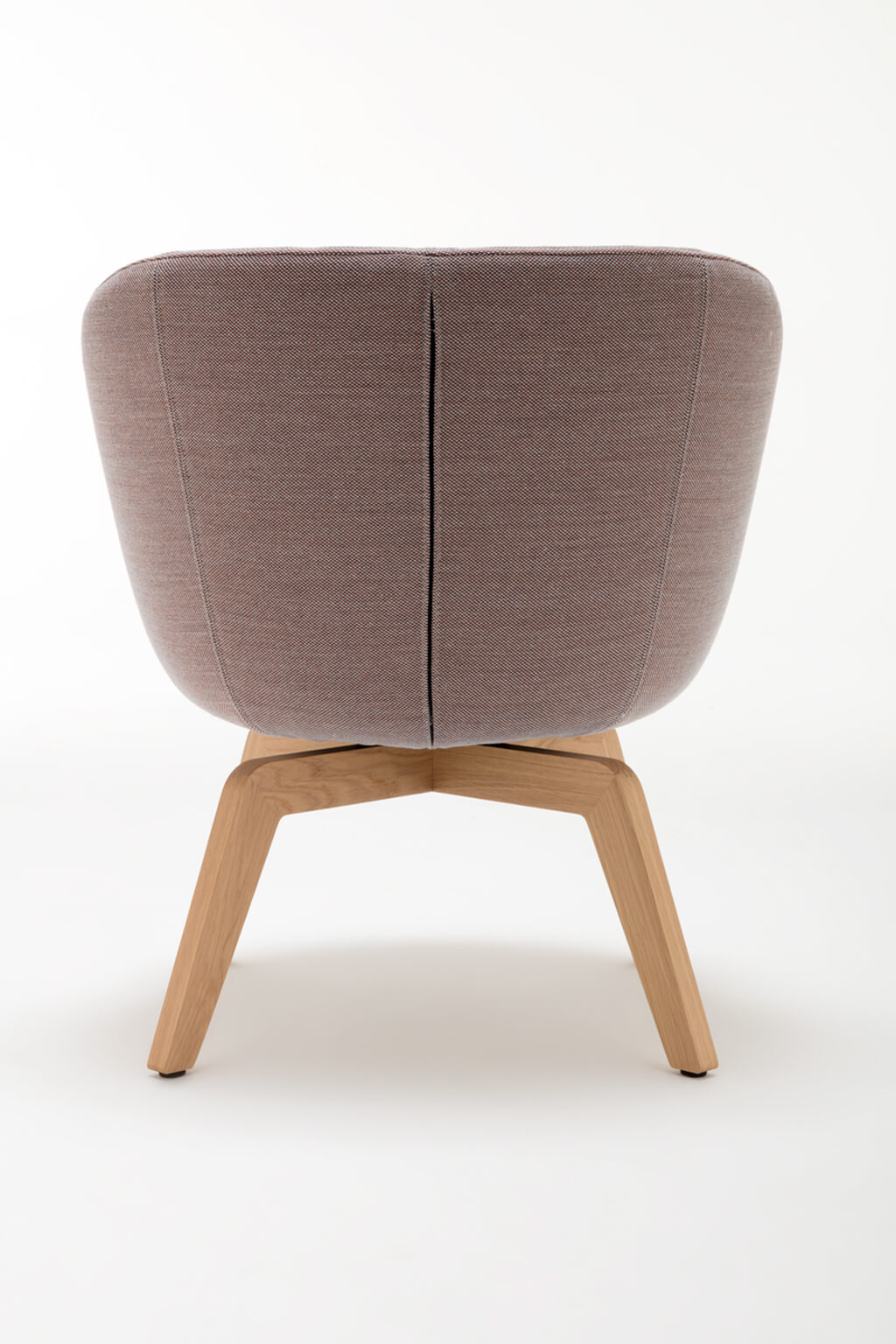Moderner Sessel von hinten aus Stoff mit Holzbeinen