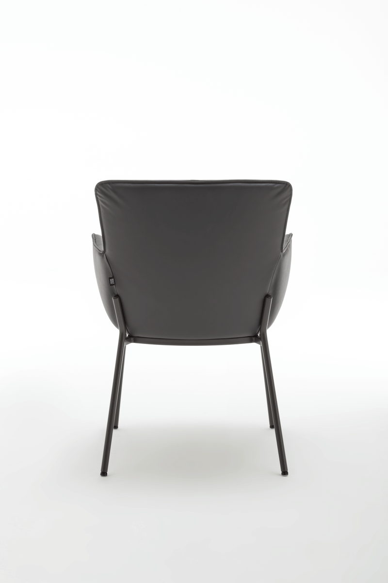 Rückansicht eines modernen schwarzen Lederstuhls mit schlanken Metallbeinen