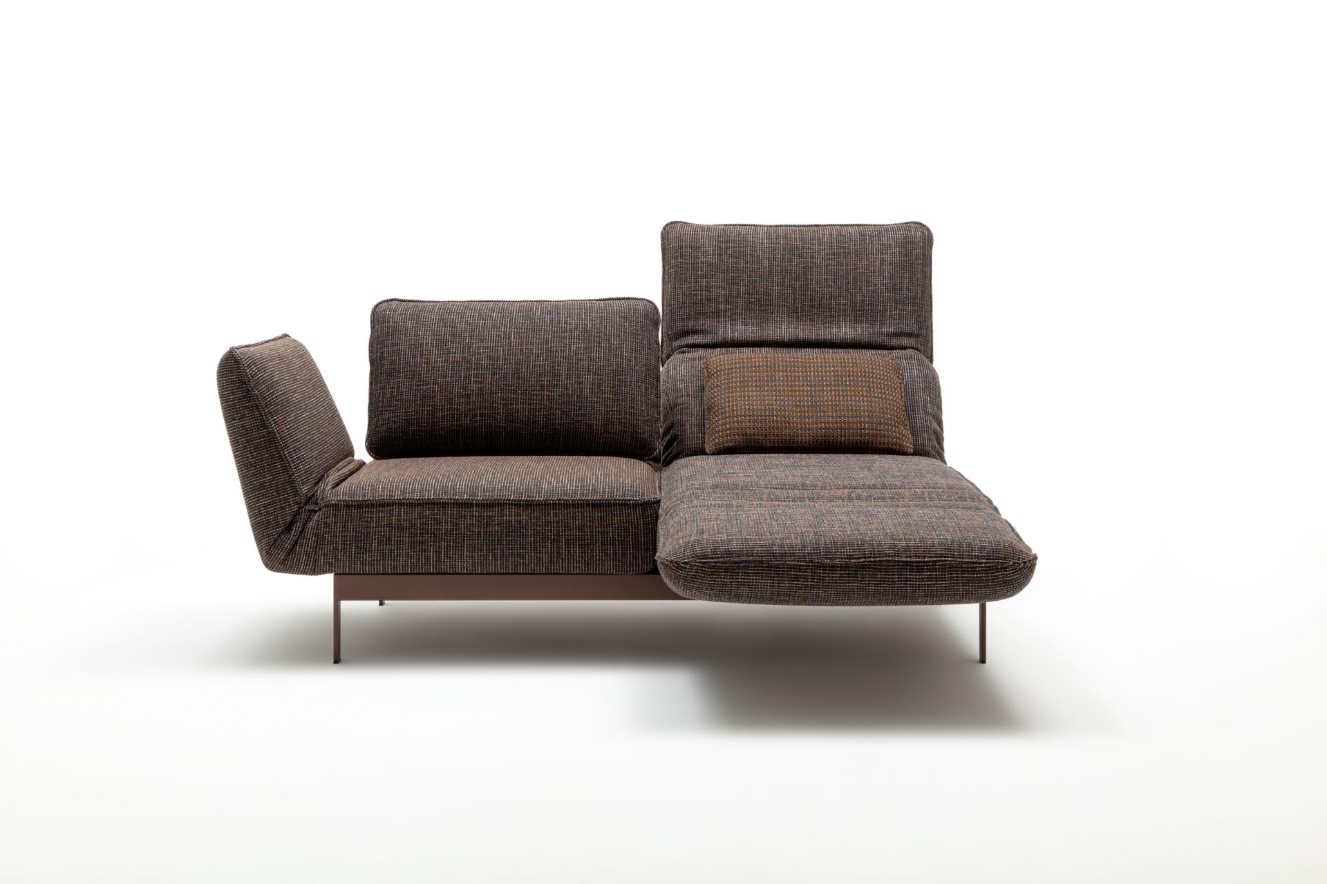 Stilvolles Sofa in Braun mit Metallrahmen, modernes Design