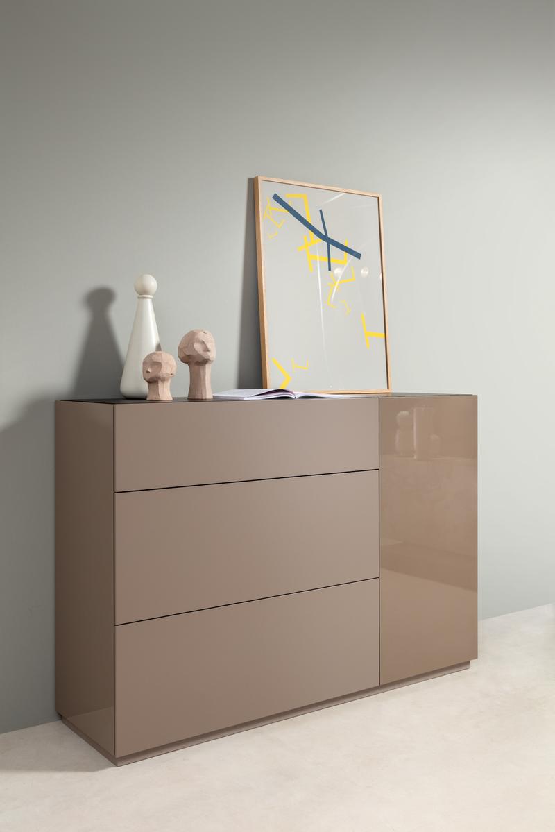 Rolf Benz 9200 Stretto - Highboard | B: 150 cm | Lack matt / hochglanz Kakao Highboard in Kakao matt und glänzend mit Schubladen und Tür