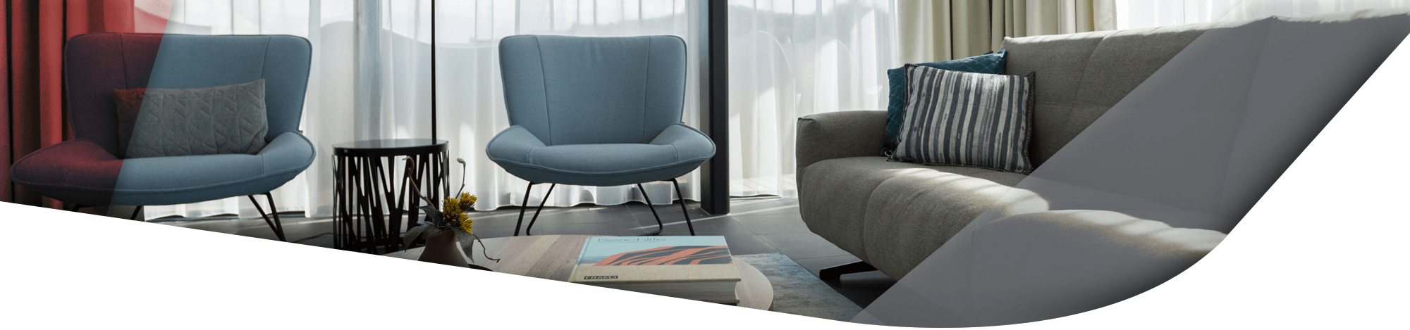 Das Bild zeigt ein modern und hell eingerichtetes Wohnzimmer mit einer einladenden, luftigen Atmosphäre.