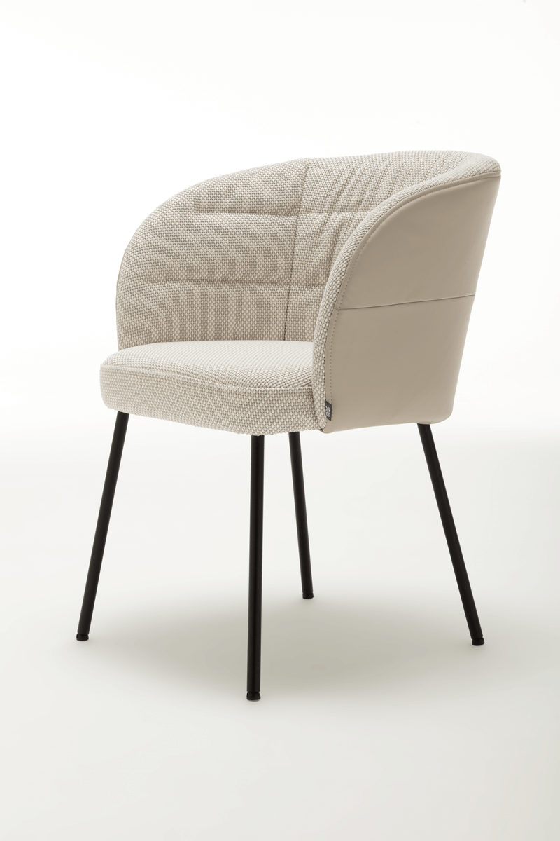 Moderner beige gepolsterter Stuhl mit schwarzen Metallbeinen, ideal für Wohn- und Esszimmer