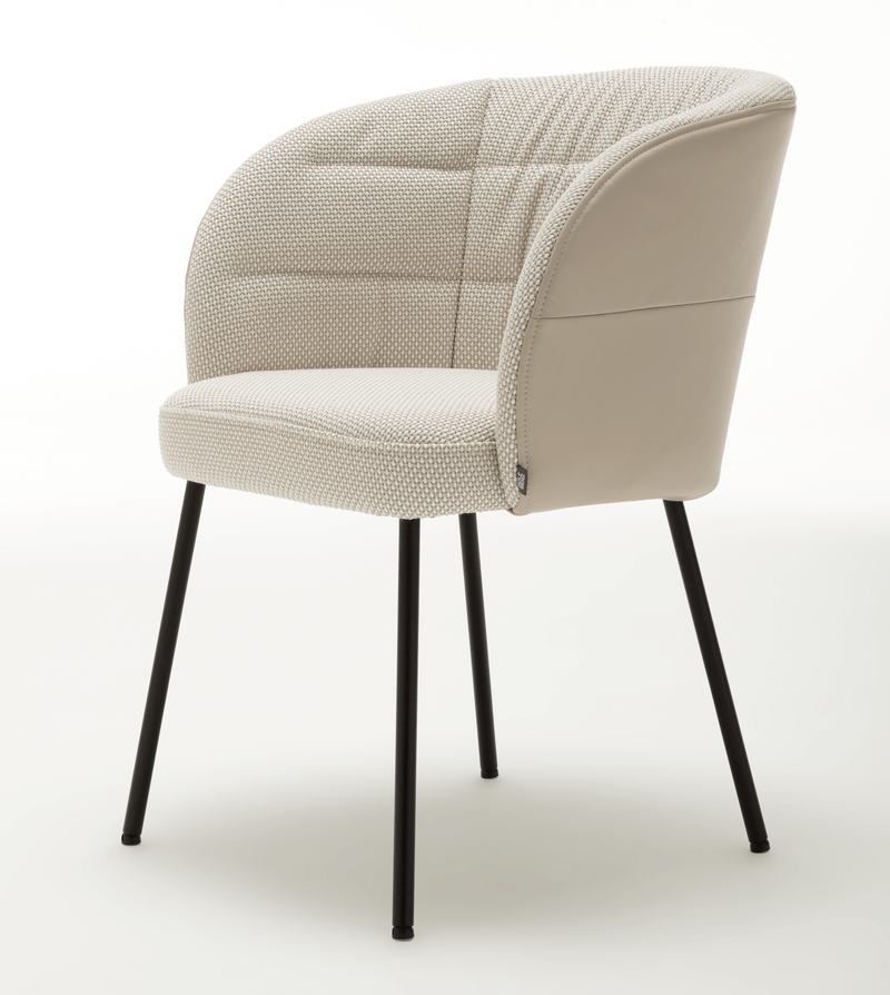 Moderner beige gepolsterter Stuhl mit schwarzen Metallbeinen, ideal für Wohn- und Esszimmer