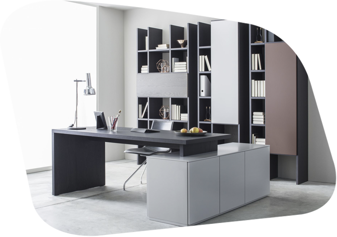 Elegantes Büromöbel-Set mit großem Schreibtisch und hohen Regalen, ideal für modernes Bürodesign