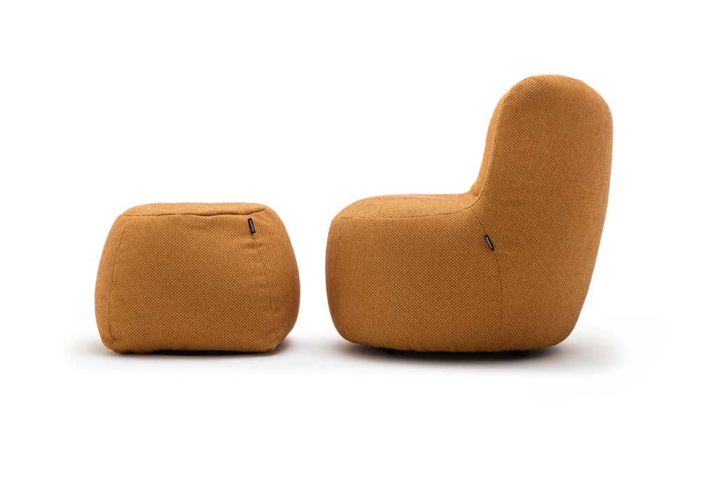 designersessl mit pouf in orange vor weißem hintergrund
