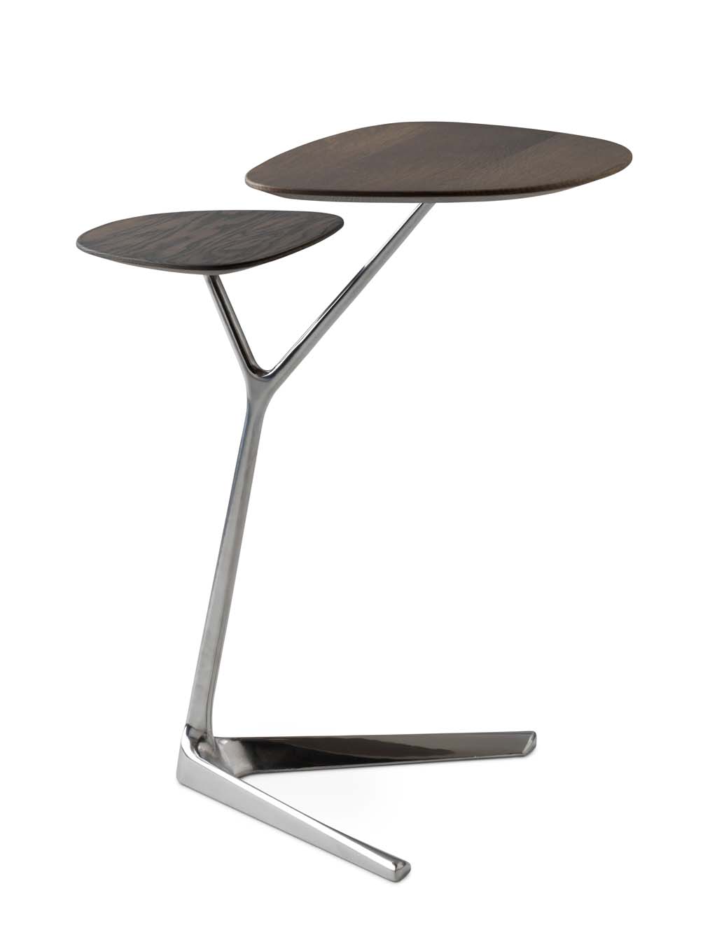Eleganter Beistelltisch mit zwei hölzernen Ablagen und poliertem Metallfuß in V-Form