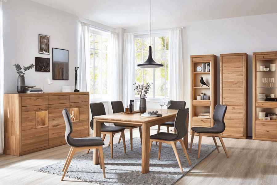 Massivholz Esszimmer mit Vitrinen, Esstisch und Sideboard