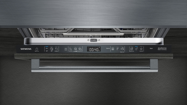 Einbaugeschirrspüler mit digitalem Display und Bedienelementen, eingebaut in eine moderne Küchenzeile