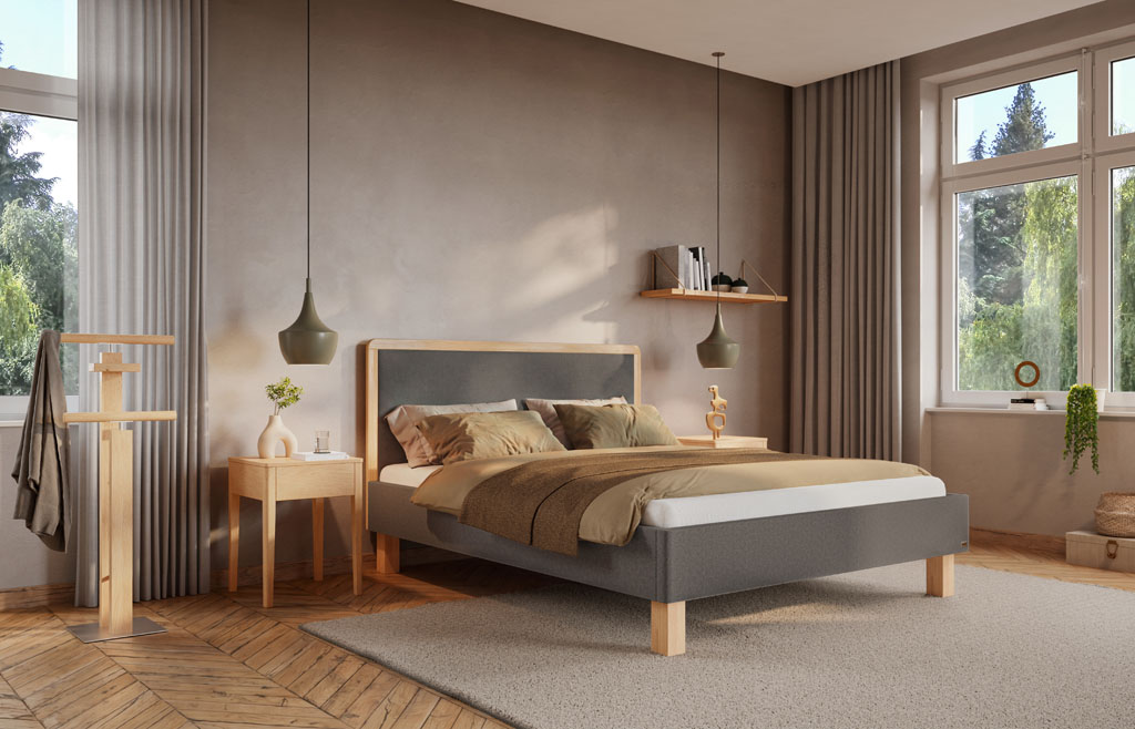 Dunkelgrau meliertes Polsterbett mit hell geölten Eichenfüßen und gerahmtem Kopfteil in einem modernen, hellen Schlafzimmer mit Holzboden und großen Fenstern (KI-generiert)