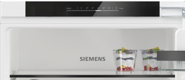 Digitales Bedienfeld mit Temperatureinstellung (super, 2° bis 8°C) und SIEMENS Logo.