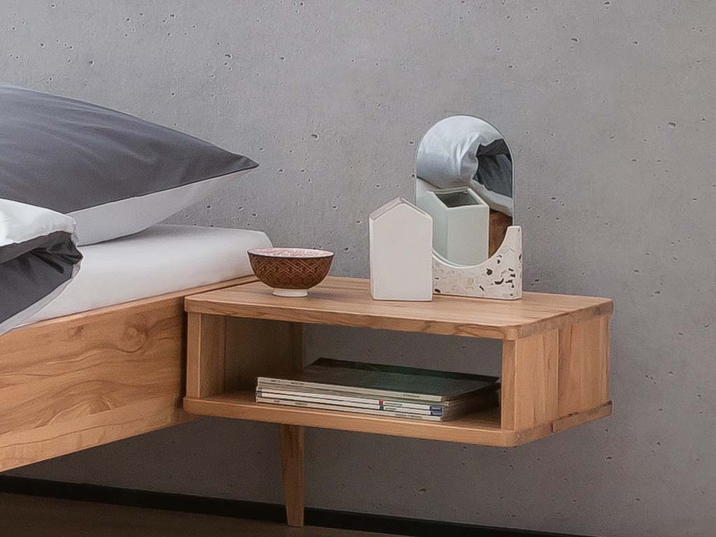 brauner Nachttisch in form eines offenen faches befestigt an einem rahmen eines bettes stilvoll dekoriert in einem modernen zimmer seva von hasena