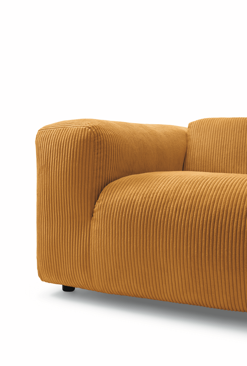 detail eines orangen cordsofas von freistil 187