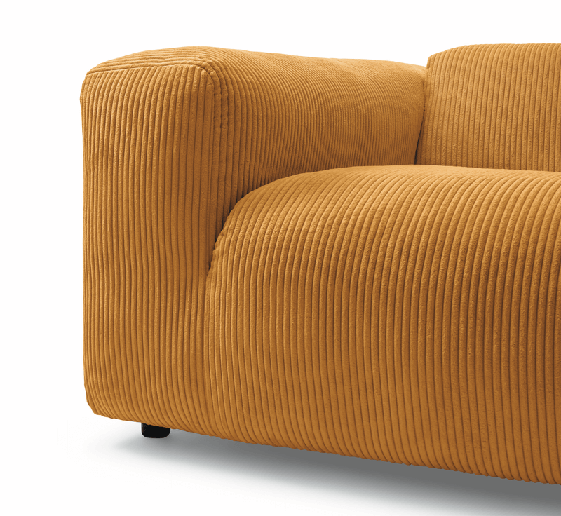 detail eines orangen cordsofas von freistil 187