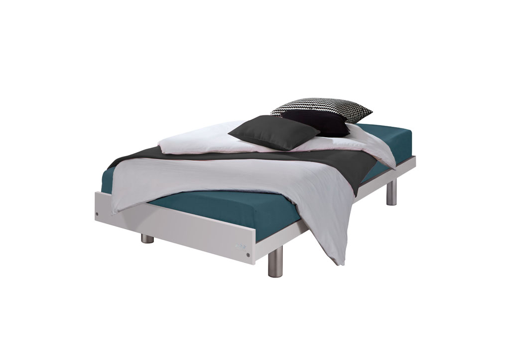 Freigestelltes weißes Einzelbett mit alufarbenen Füßen, blauer Bettwäsche, weißer Bettdecke und Kissen