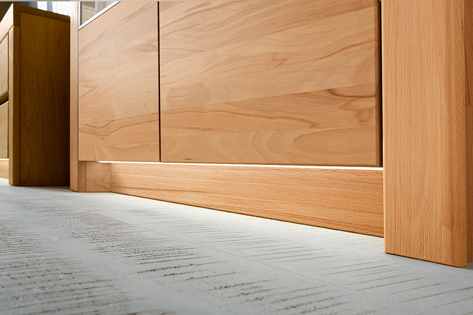 Nahaufnahme eines Möbelstücks aus Holz, das die natürliche Maserung und die solide Verarbeitung zeigt